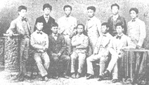 第1回文部省貸費留学生(1875年撮影『古市公威』)