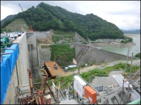 夕張シューパロダム（左）と大夕張ダム（右）